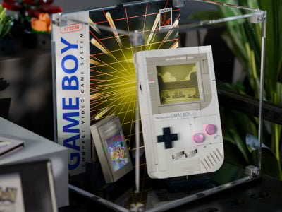LEGO® Game Boy™ (72046) Display Case