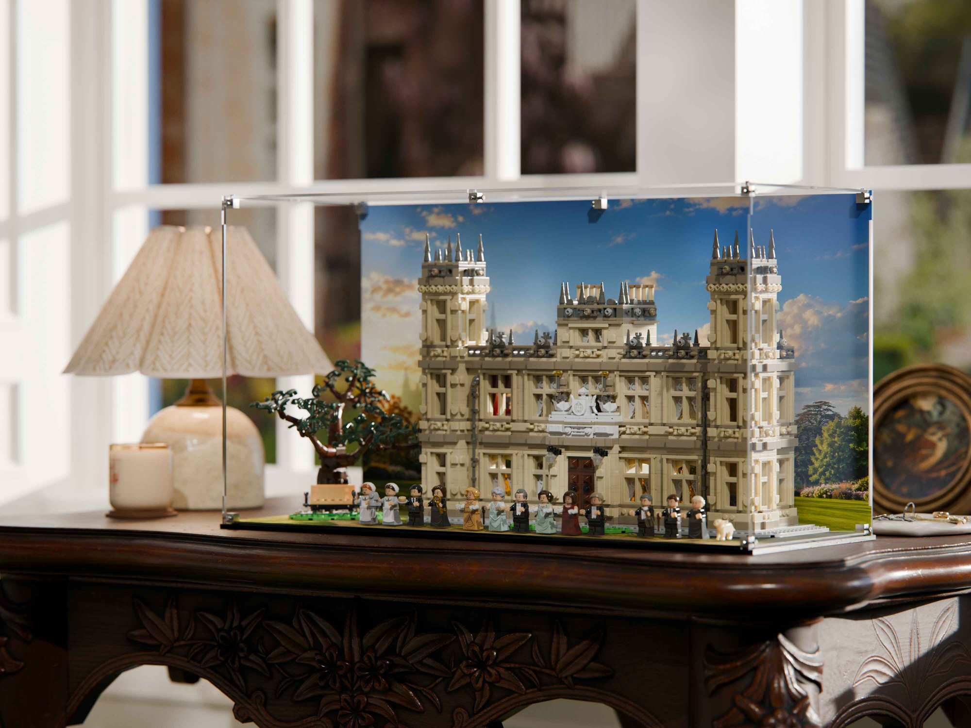 LEGO® Downton Abbey (21373) Display Case