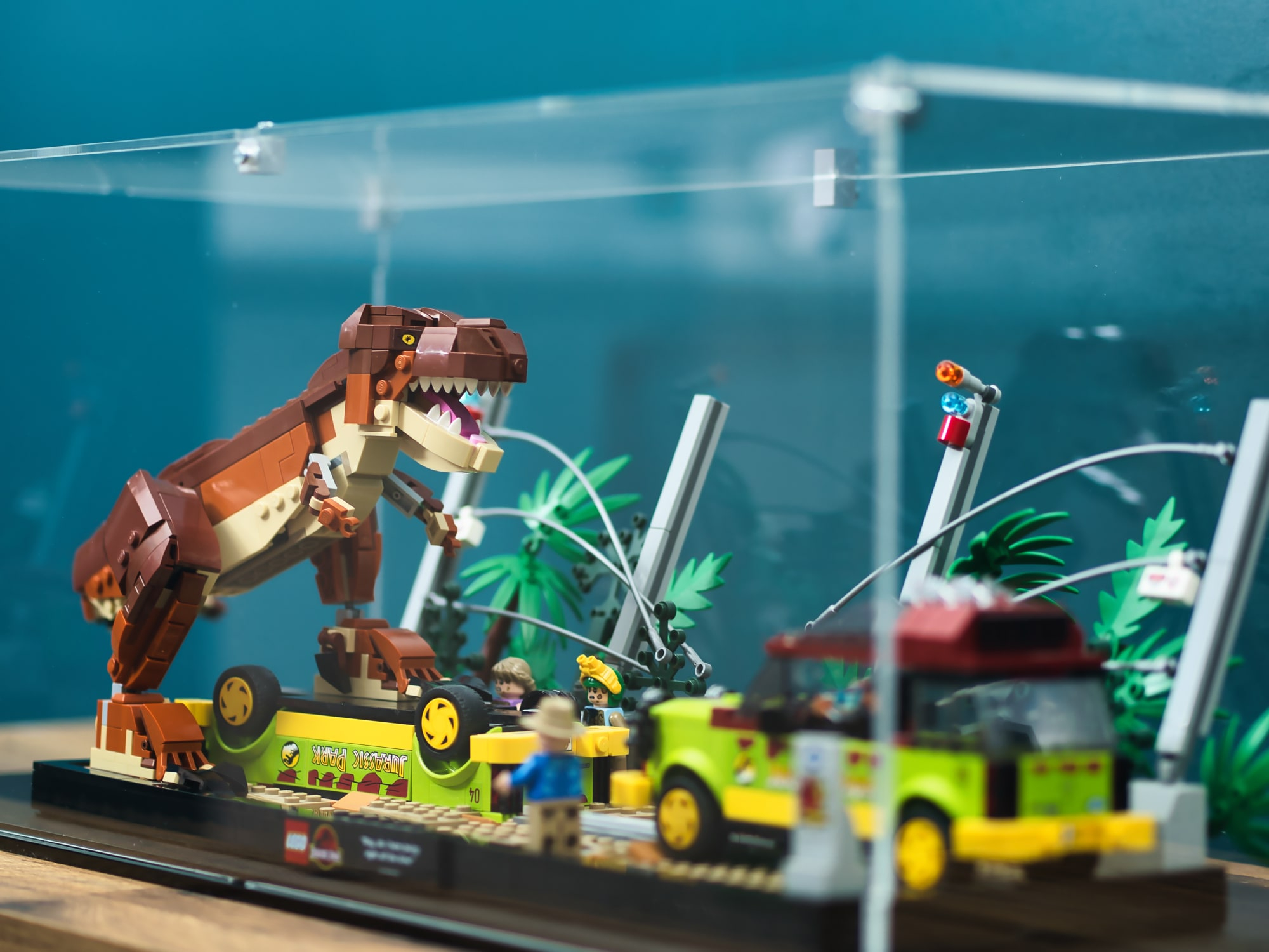 LEGO® Jurassic Park T. rex Breakout Display Case (76956)