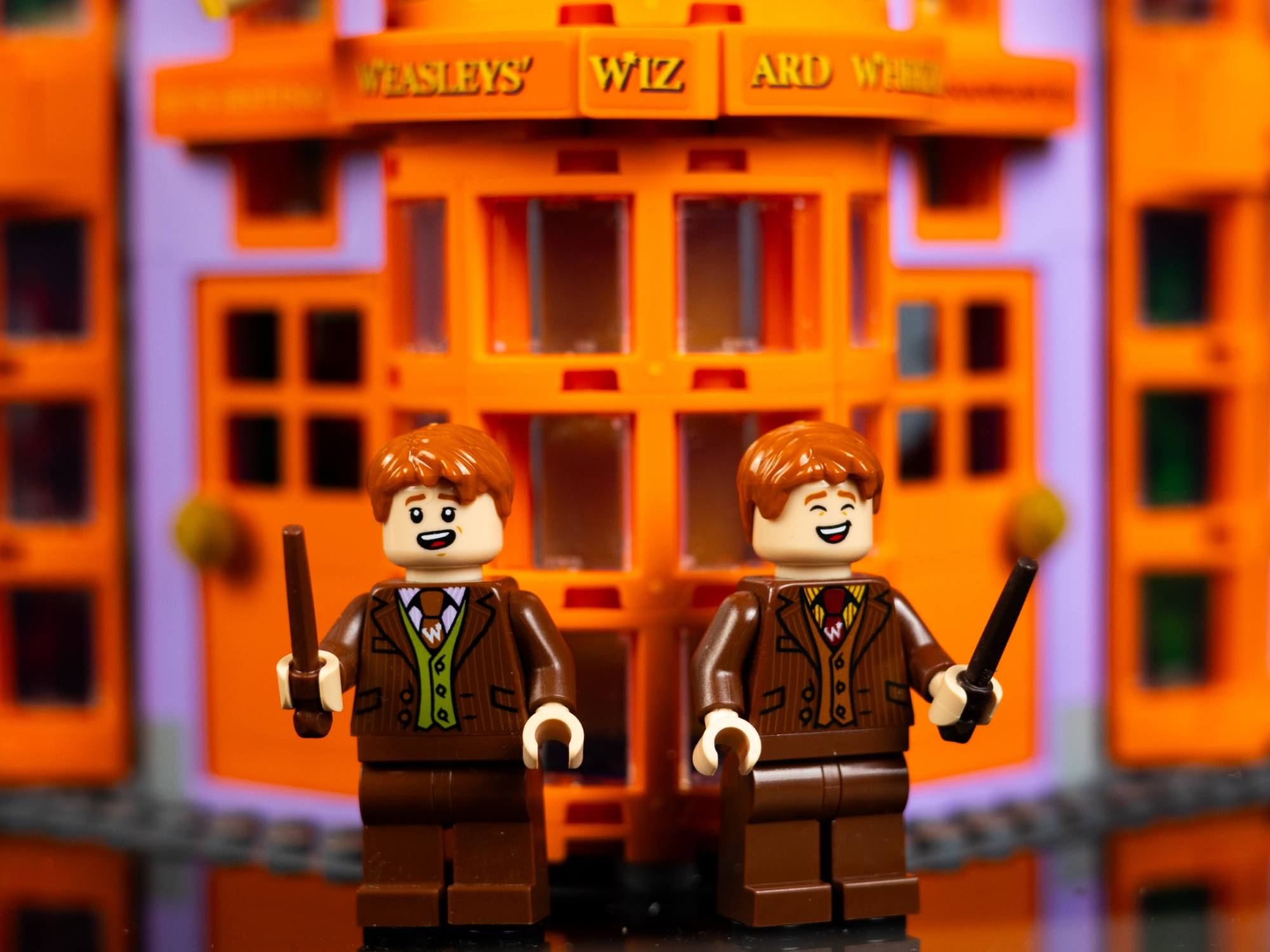 LEGO® Diagon Alley™ Weasleys' Wizard Wheezes™ (76422) Display Case