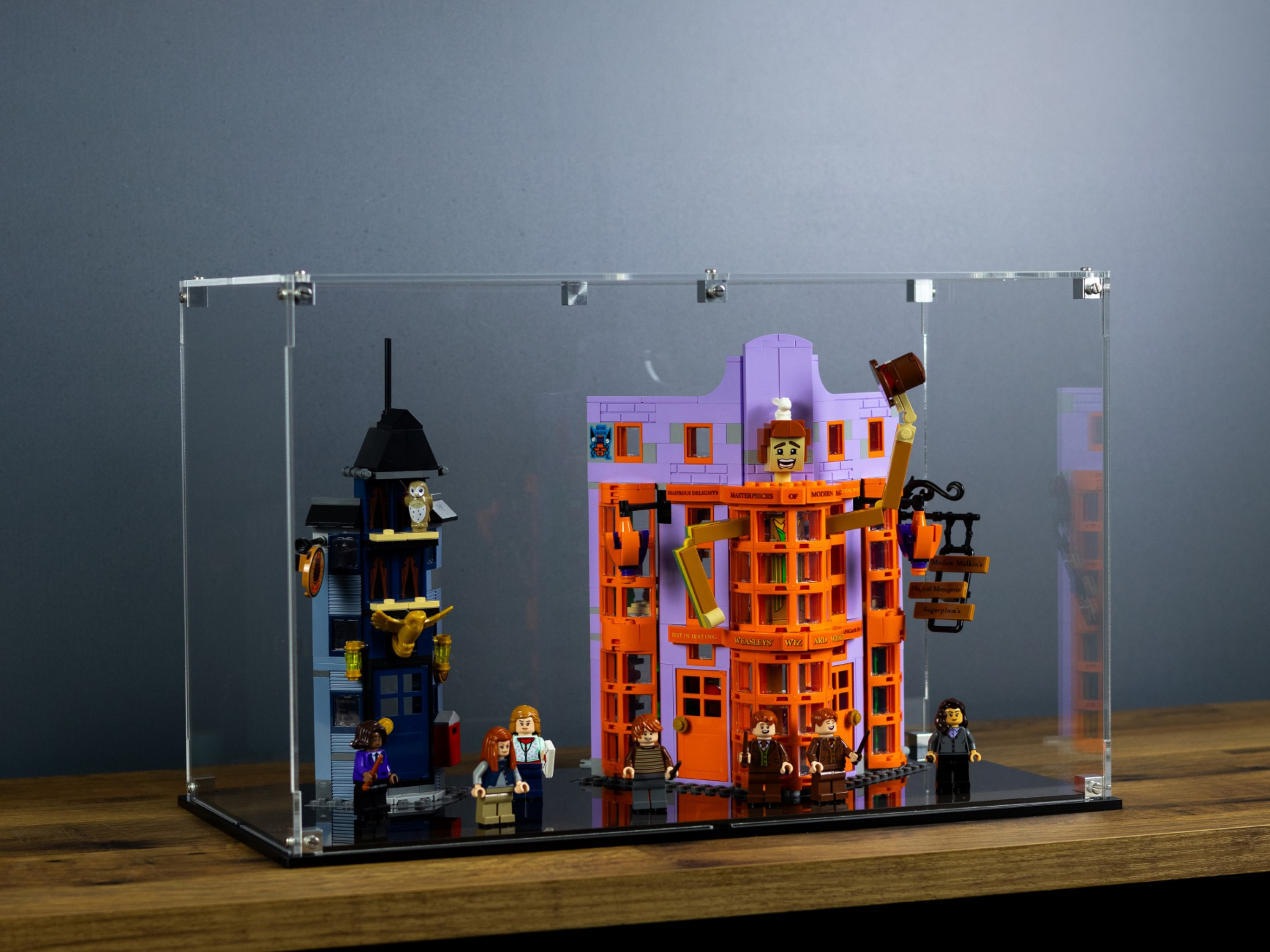 LEGO® Diagon Alley™ Weasleys' Wizard Wheezes™ (76422) Display Case