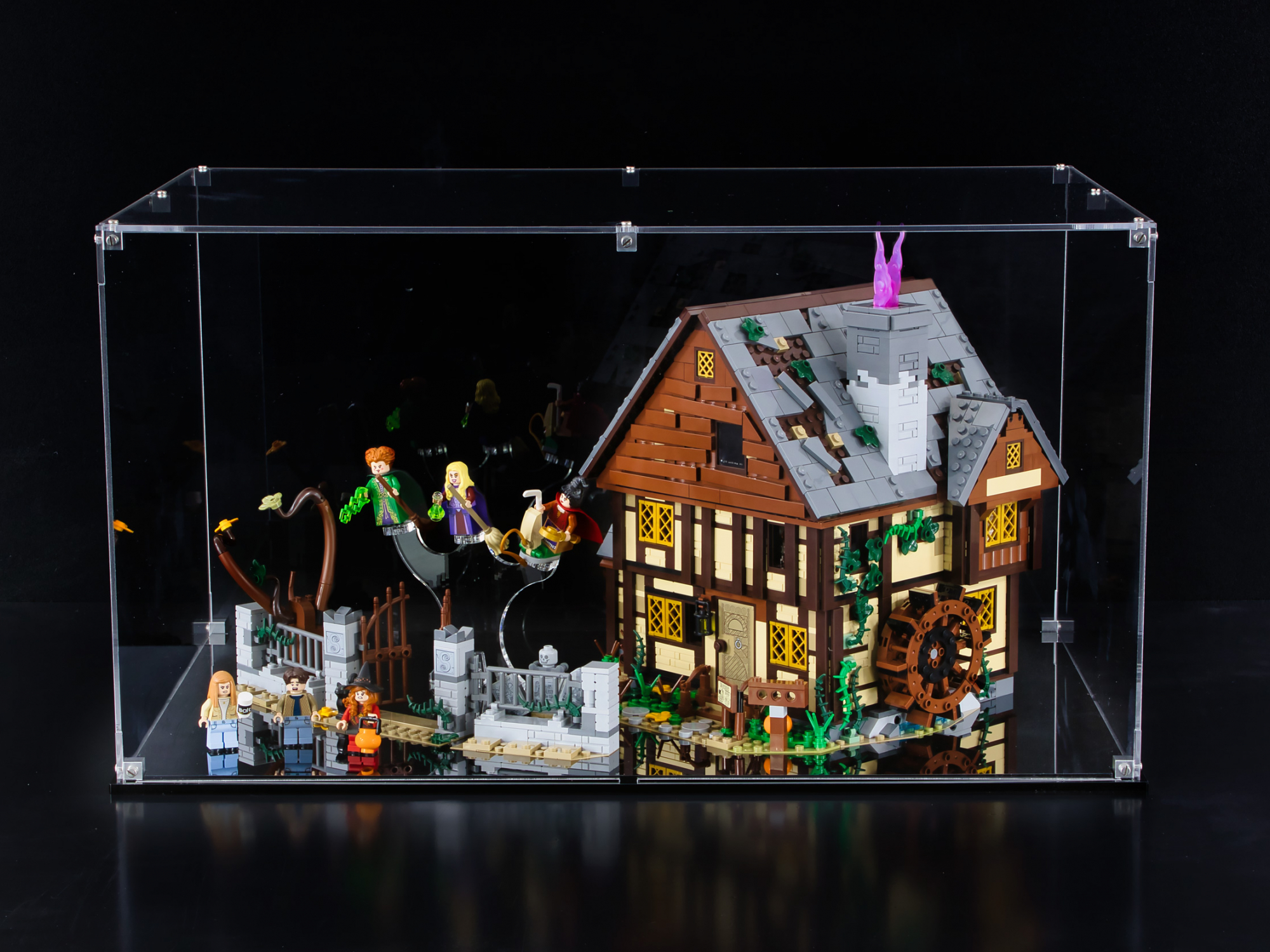 Disney Hocus Pocus: The Sanderson Sisters' Cottage (21341) Display Case