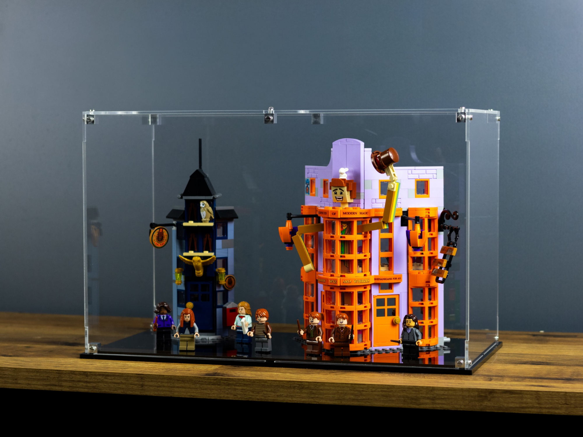 LEGO® Diagon Alley™ Weasleys' Wizard Wheezes™ (76422) Display Case