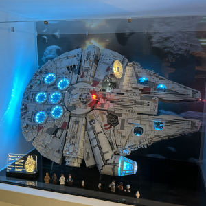 Review image from customer of the LEGO® Star Wars: UCS Millennium Falcon (75192) Display Case