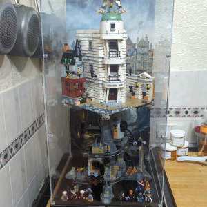 Review image from customer of the LEGO® Gringotts™ Wizarding Bank – Collectors' Edition (76417) Display Case