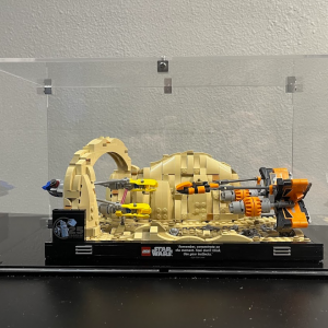 Review image from customer of the SPECIAL EDITION - LEGO® Mos Espa Podrace™ Diorama (75380) Display Case