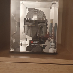 Review image from customer of the LEGO® The Mandalorian™ Helmet (75328) Display Case