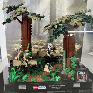 Review image from customer of the LEGO® Star Wars™ UCS Luke Skywalker’s Landspeeder™ Display Case (75341)