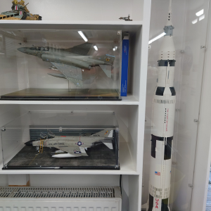 Review image from customer of the LEGO® Ideas: NASA Apollo Saturn V (92176) Display Case (Vertical)