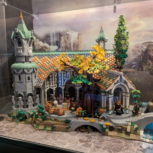 Review image from customer of the LEGO® The Lord of the Rings: Rivendell (10316) Display Case