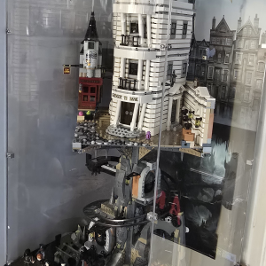 Review image from customer of the LEGO® Gringotts™ Wizarding Bank – Collectors' Edition (76417) Display Case