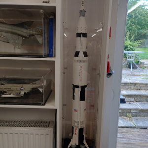 Review image from customer of the LEGO® Ideas: NASA Apollo Saturn V (92176) Display Case (Vertical)