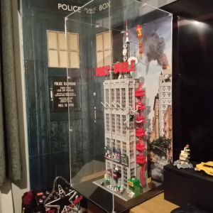 Review image from customer of the LEGO® Marvel: Daily Bugle (76178) Display Case